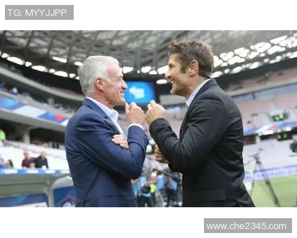 足球球星激情接吻瞬间曝光引发热议瞬间成焦点话题